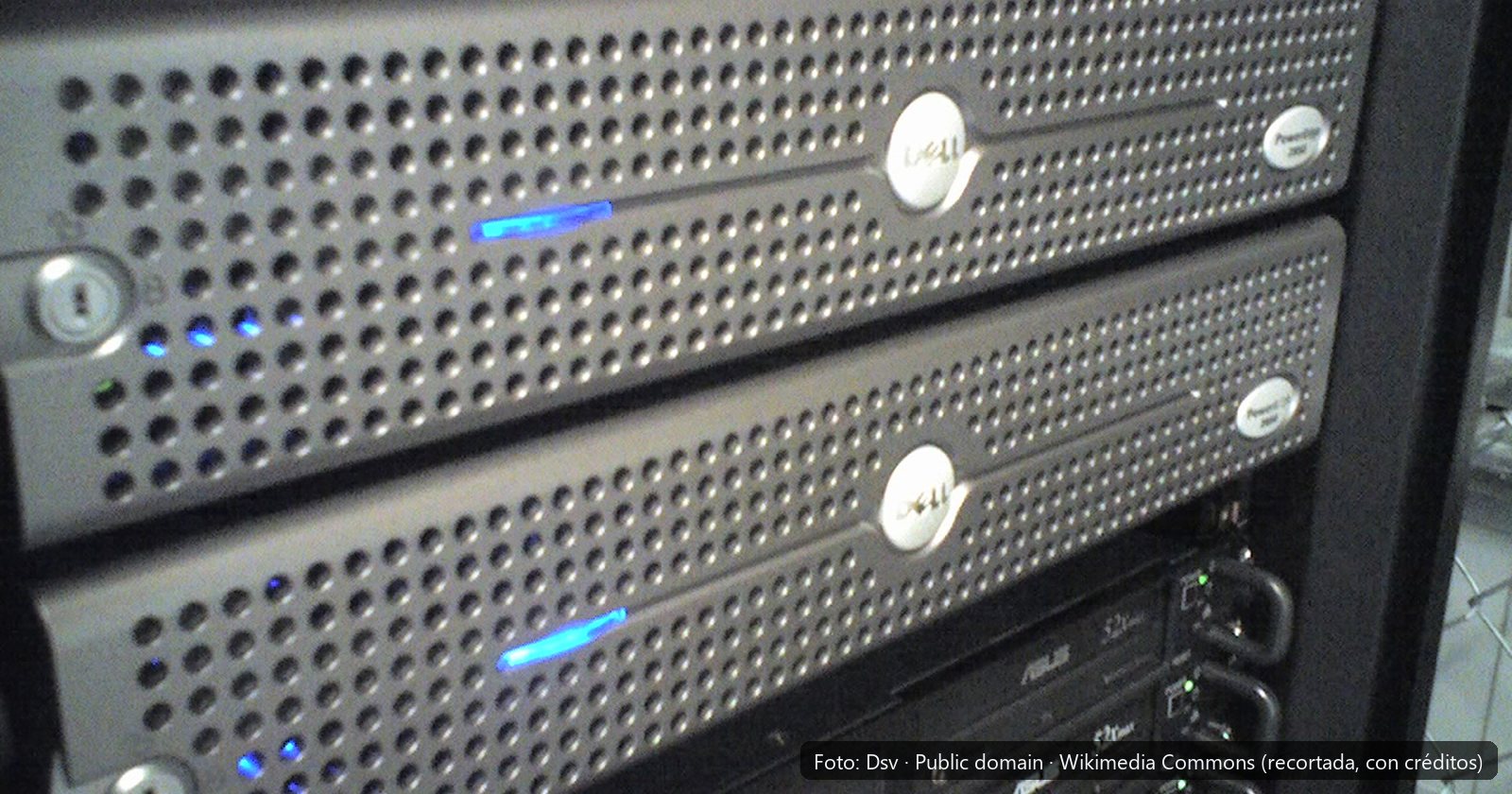Dos servidores Dell PowerEdge montados en un rack, con sus indicadores azules encendidos