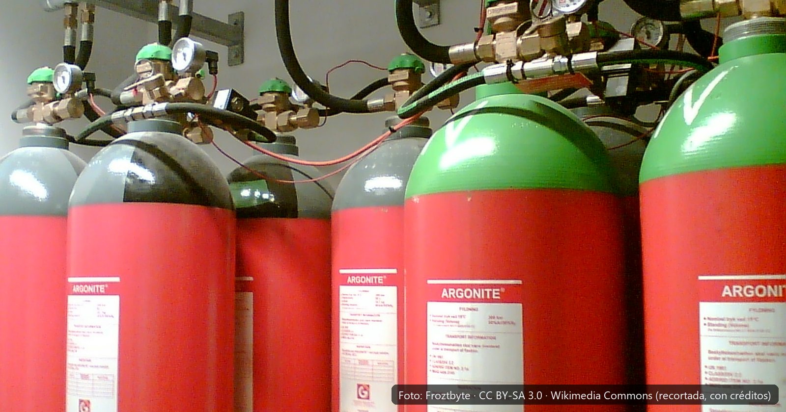 Cilindros de agente extintor de un sistema automatico contra incendios en una sala de servidores